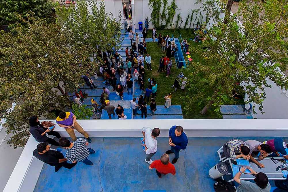کارگران در حال مونتاژ پیش‌ساخت‌های نبشی در یک پروژه ساختمانی بزرگ