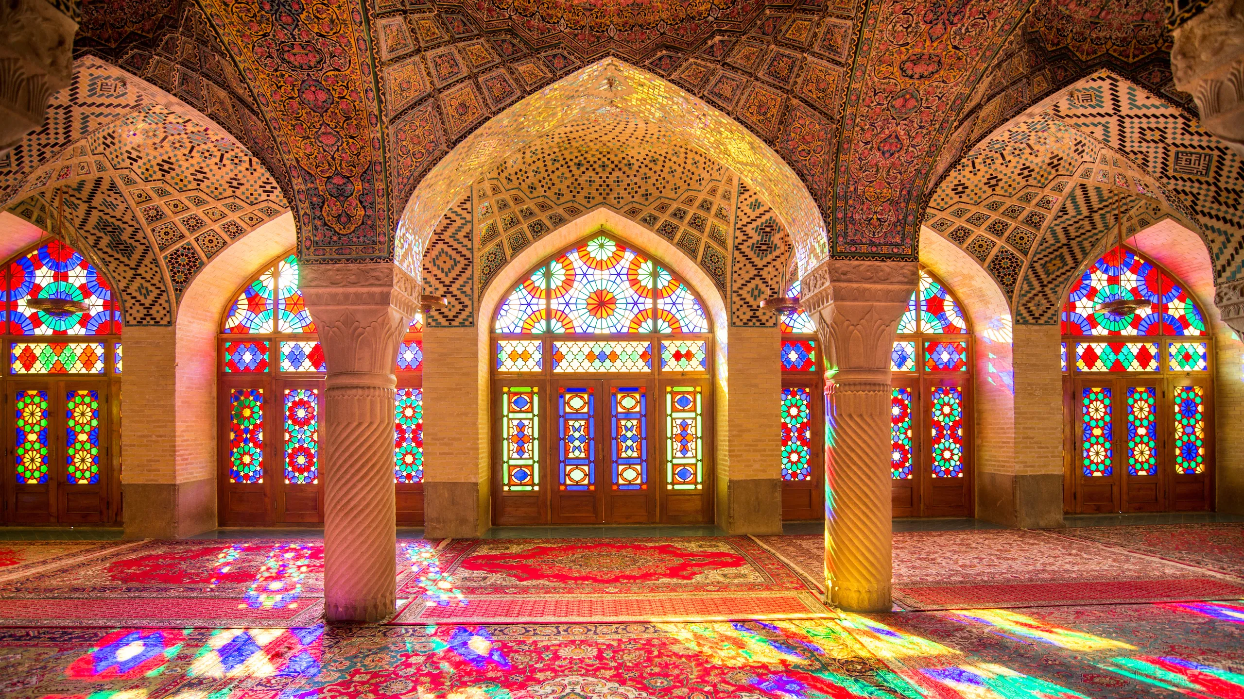 نمایی از کاخ‌های تاریخی ایران که ترکیب گنبد و کاشی‌کاری را نشان می‌دهد