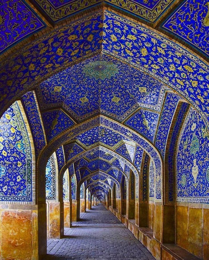 آرامگاه هخامنشیان در پاسارگاد، نمای بیرونی با ستون‌های سنگی و نقش‌های زیبا