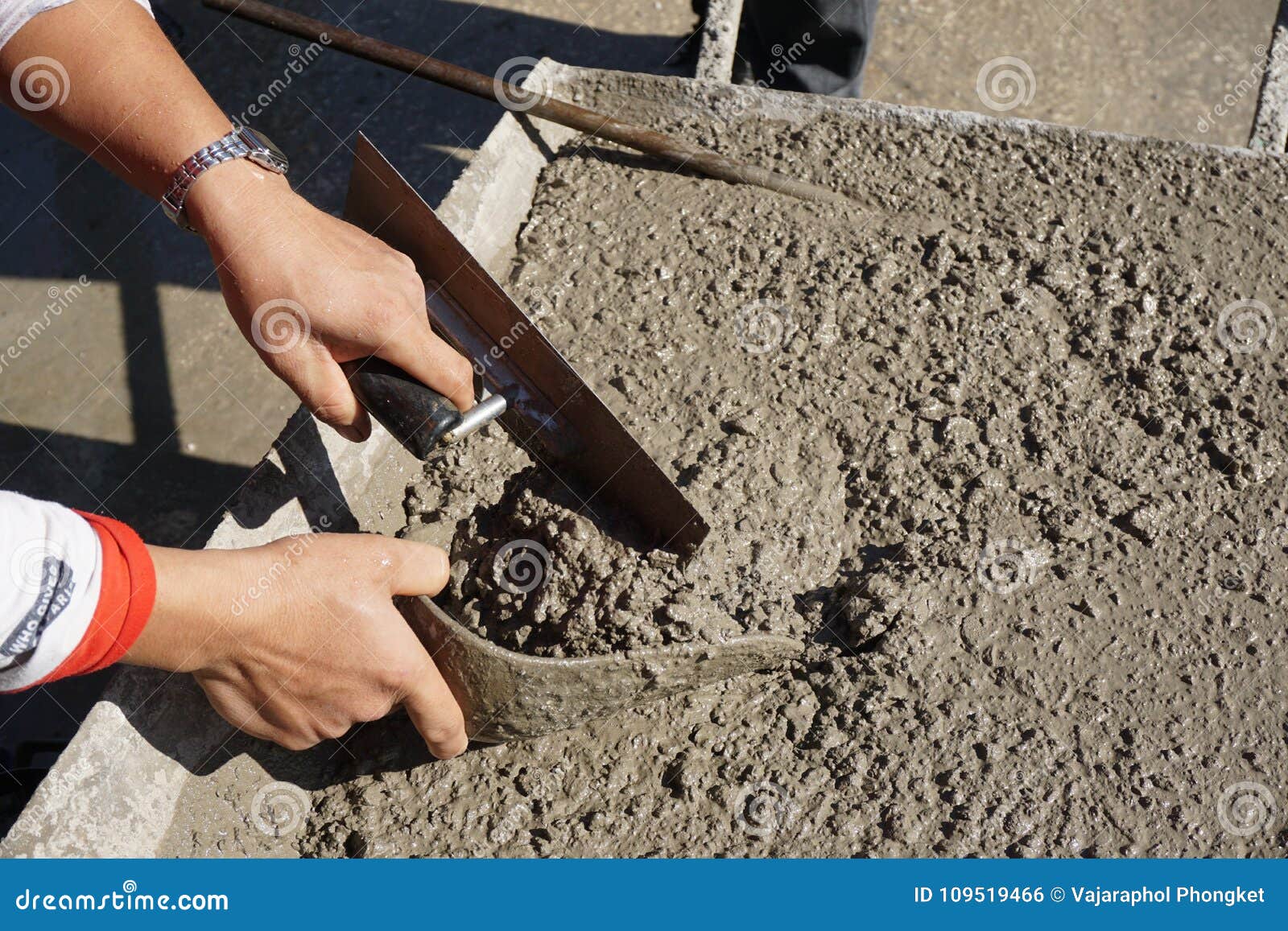 دستگاه نمونه‌گیری بتن با قاشق آلومینیومی در سایت ساختمانی