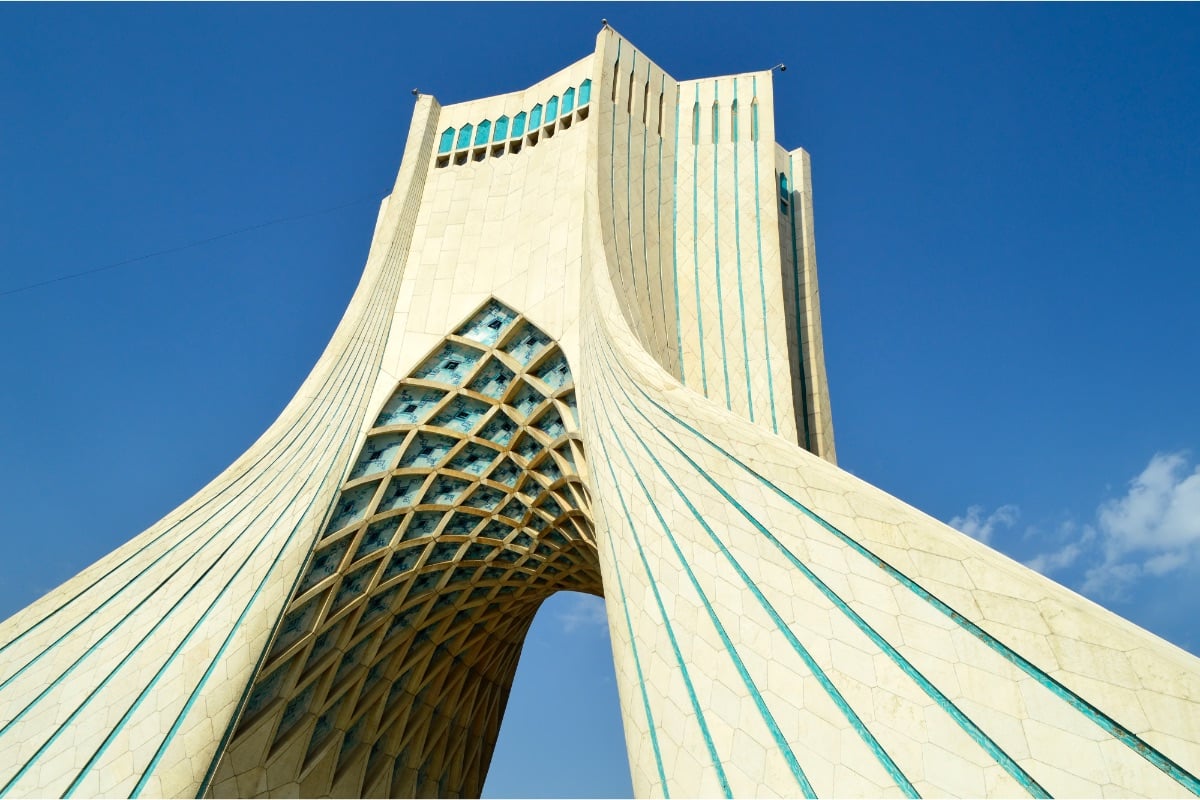 نمونه‌ای از معماری معاصر ایران که ترکیب سنت و مدرن را نشان می‌دهد
