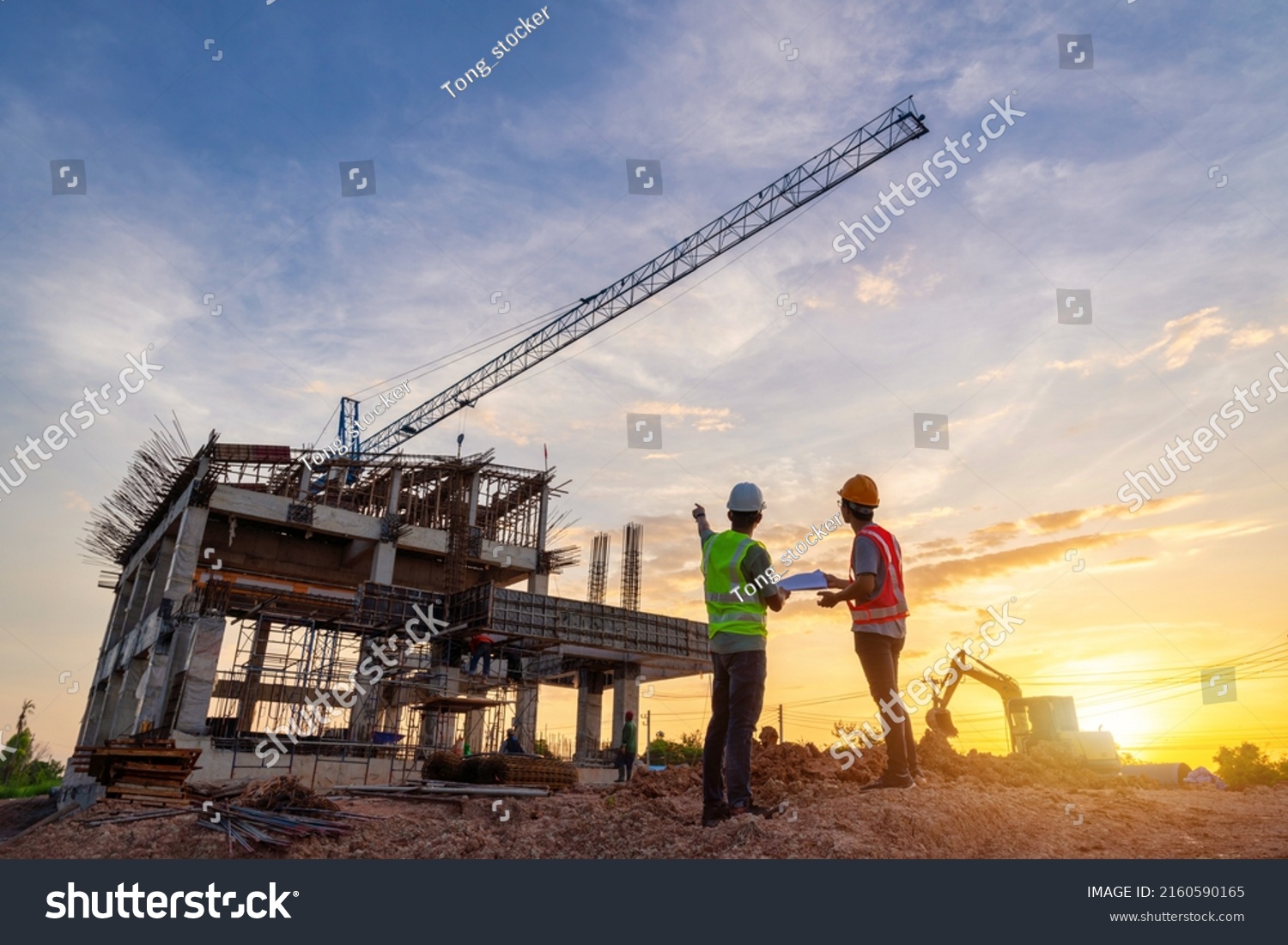 معمار و مهندس عمران در حال بررسی کیفیت پروژه ساخت‌وساز