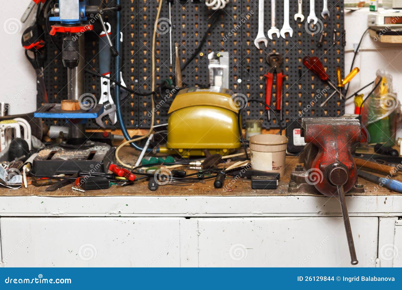کارگاه صنعتی با تجهیزات پیشرفته شامل دستگاههای CNC و ابزارهای دقیق